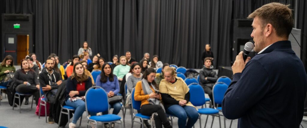 El Instituto Becario y Eco Urbano capacitan en temas ambientales a estudiantes avanzados que brindan apoyo escolar