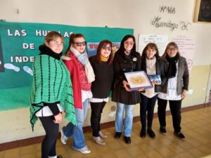 Concejales del Frente CREER-PJ entregaron bandera de ceremonias en la Escuela 168