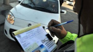 Paraná infracciones de tránsito: A cuánto ascienden las multas por estacionar en doble fila y por usar el celular
