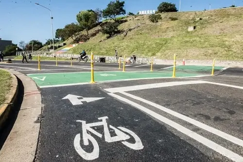 Paraná: La Defensoría del Pueblo pide que se respeten los espacios para estacionar en Costanera