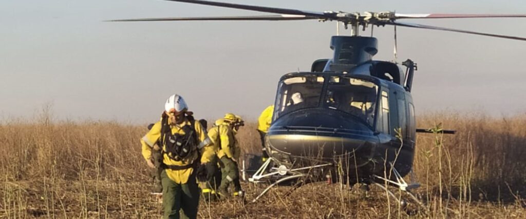 Más de 100 brigadistas combaten los incendios en islas del Delta