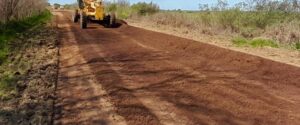 Trabajan en el mantenimiento de caminos del departamento Paraná