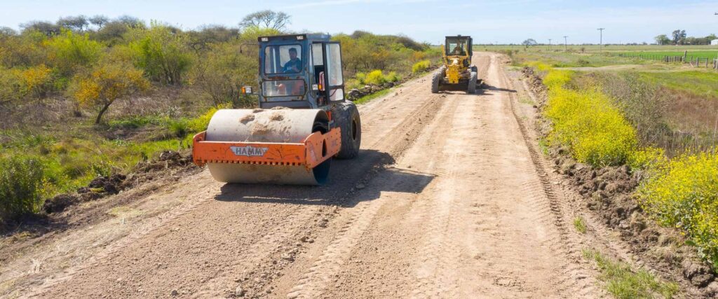 Trabajan en el mejorado del camino de Tabossi a El Chañar