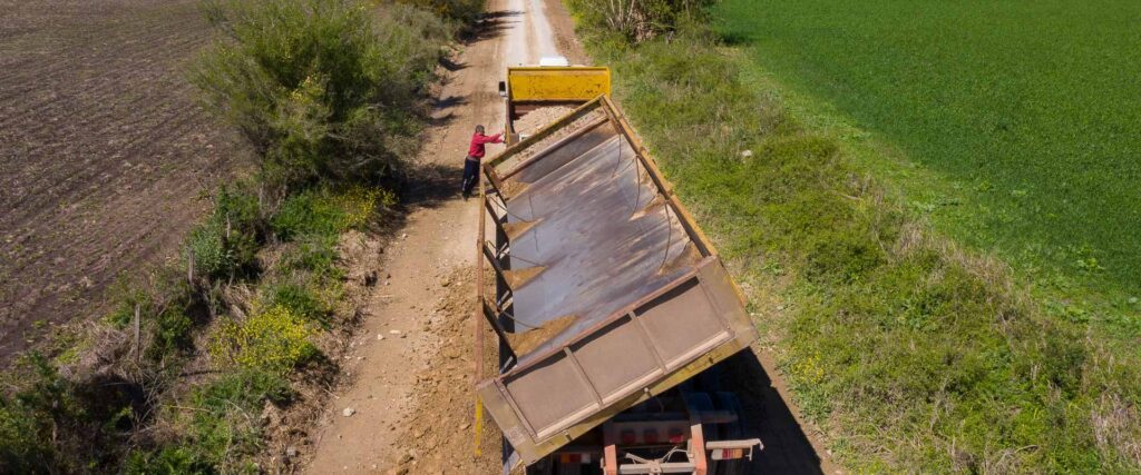 Trabajan en el mantenimiento de caminos productivos de Aldea Santa Rosa