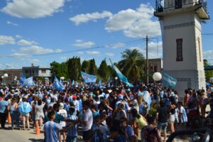 Una multitud en los festejos mariagrandenses por el titulo mundial de Argentina
