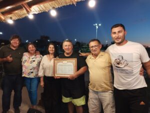 EL PINGO – Participantes de la Fiesta del Guiso, entregaron un reconocimiento al Intendente Plassy