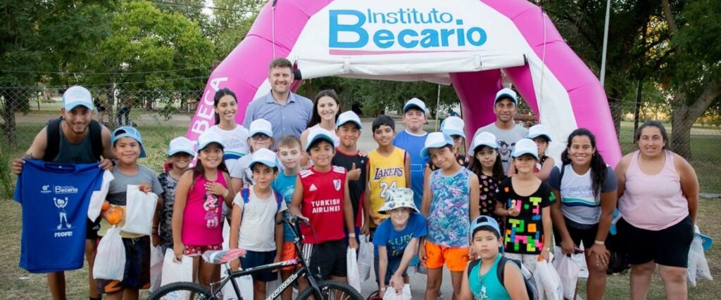 El Becario cerró el año con niños que integran el programa de apoyo escolar