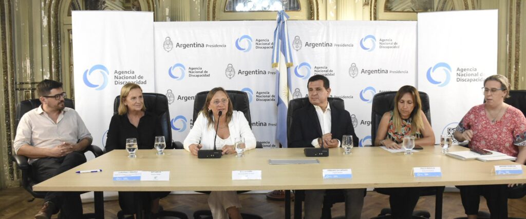 En articulación con el gobierno nacional, municipios y comunas de la provincia recibieron transportes adaptados