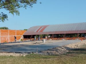 Se construye playón multideportivo al aire libre en sector del Polideportivo municipal