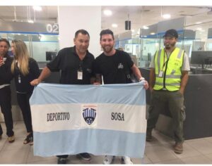 La bandera del Deportivo Sosa, en manos de Lionel Messi