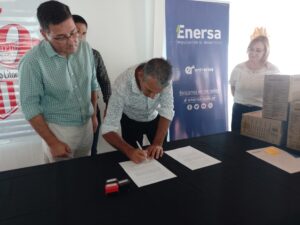 ENERSA entregó 8 reflectores Led al Club Litoral