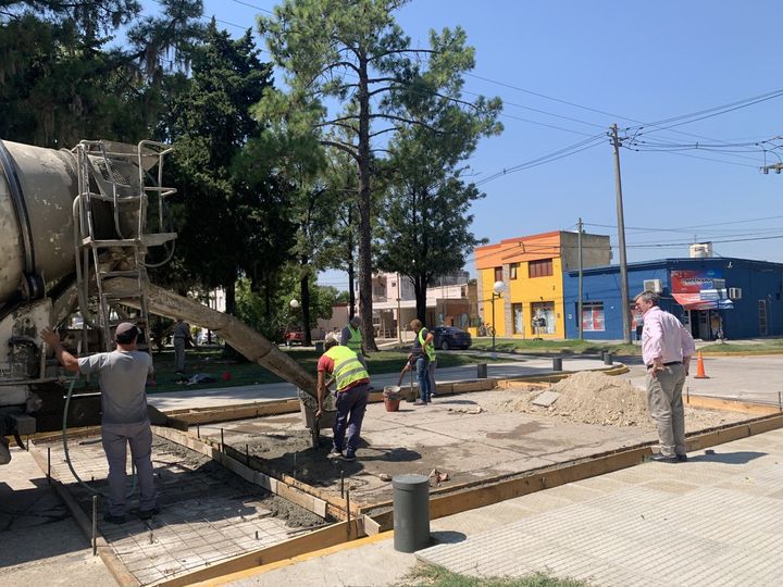 Manda peatón en la calle 20 de Septiembre, cantero central de Av. Argentina