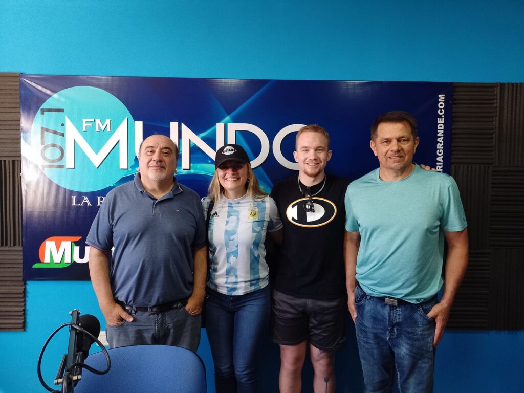 Un estadounidense, En Radio Mundo,  en cancha de Atletico y con camiseta de Litoral