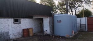 Atlético María Grande instaló tanques de agua para riesgo artificial