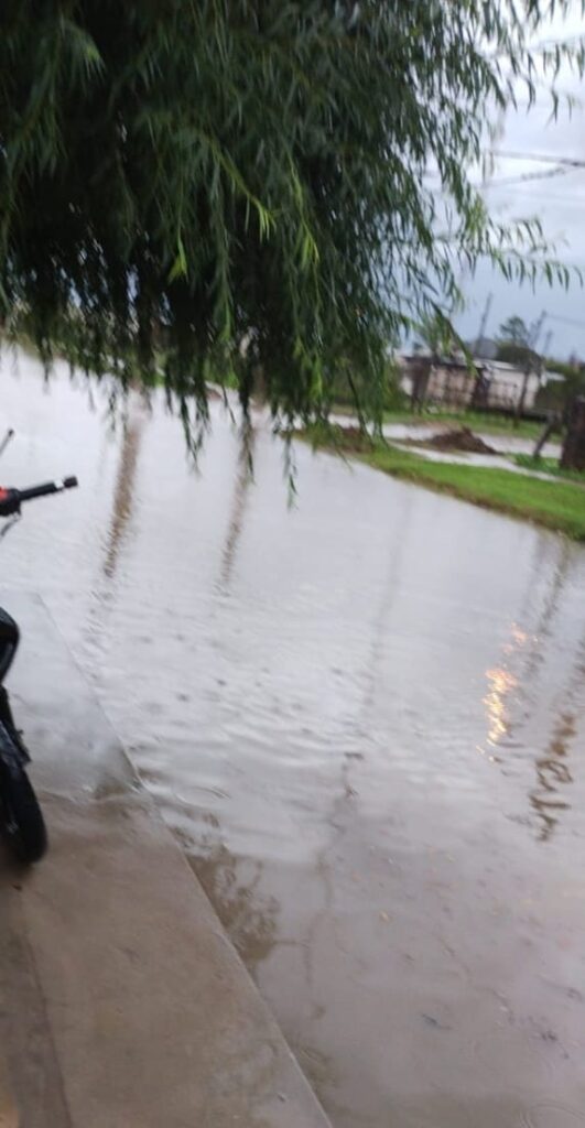 La lluvia, el tema del día – Se voló el techo de una casa