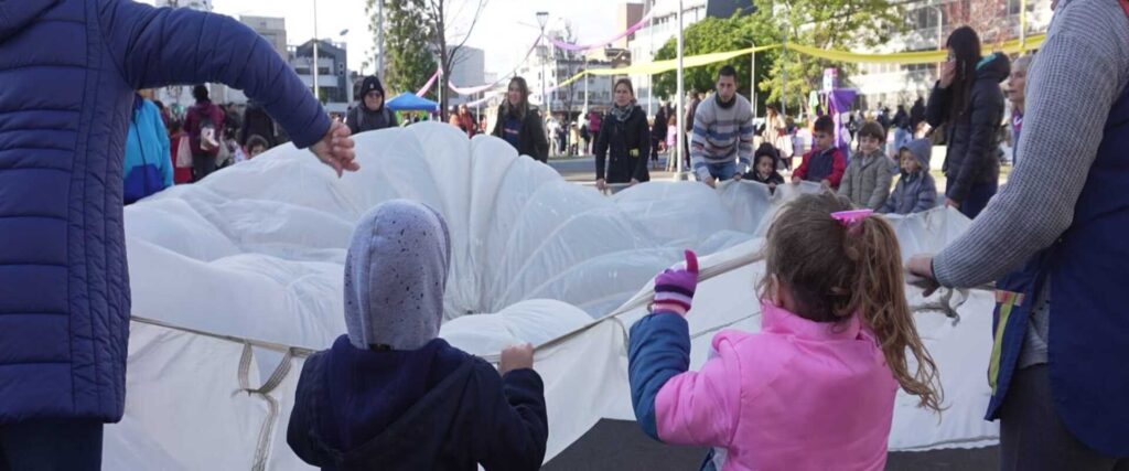 Gurisada en la plaza