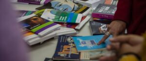 La donación de libros a través del Programa “Club Literario” beneficia a 500 jóvenes