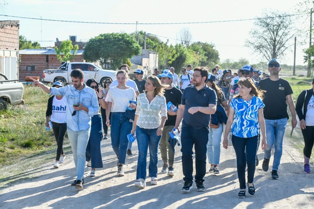 Laura Stratta acompaño a Marcelo Tisler que cerró la campaña con una caminata por Barrio Castaldo