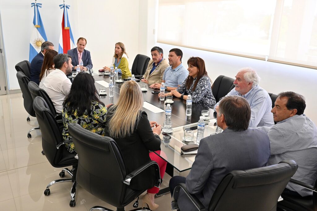 Bordet reunió a los senadores peronistas electos: “Lo que se vota es el futuro del país” – Main participó del encuentro