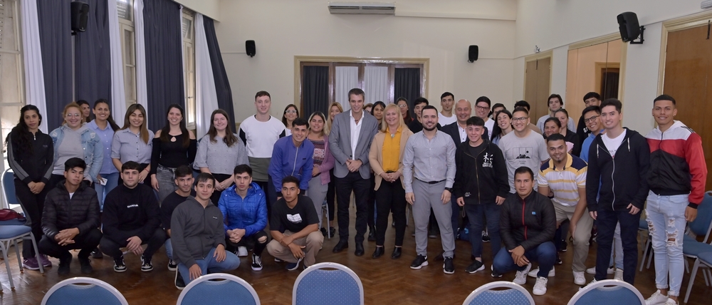 EL INTENDENTE ENRIQUE CRESTO SE REUNIÓ CON LOS PRIMEROS 38 TRABAJADORES QUE INGRESARÁN AL MAXICONSUMO