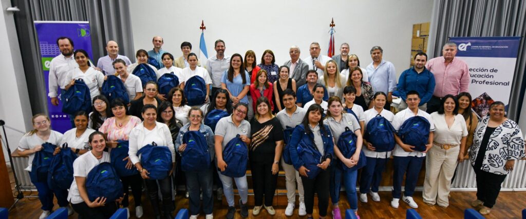 Estudiantes de Enfermería de la provincia recibieron mochilas con equipamiento técnico