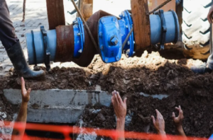 Por trabajos de mejora en cañerías, hay un corte de agua en varios barrios de Paraná