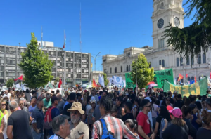 Paro general: Importante concentración en contra de la Ley Ómnibus en Paraná