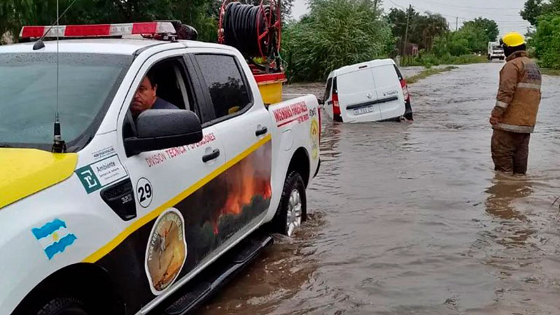 Un auto fue arrastrado por el agua y cayó en una zanja: Rescataron al conductor