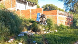 Camioneta volcó y terminó contra el tapial de una vivienda en Paraná