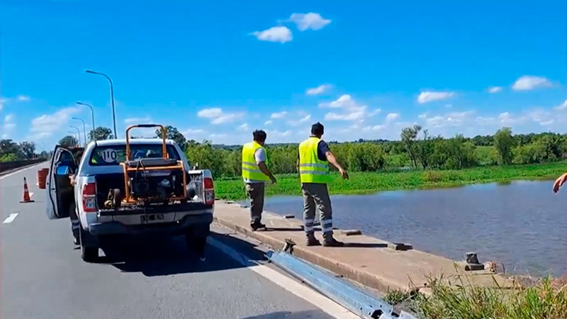 Ruta 168: Cayó un camión desde un aliviador trabaja una maquina desde el costado