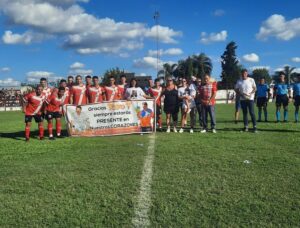 Homenaje a «Topo» Landra de la Liga de fútbol de Paraná Campaña, en el inicio del Torneo que lleva su nombre