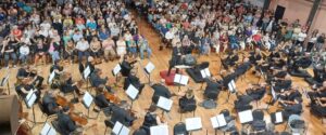 El público colmó La Vieja Usina para escuchar a la Orquesta Sinfónica