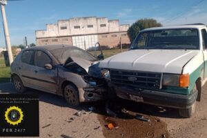 Automovilista chocó con una camioneta en Av. Illia