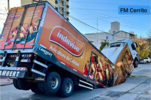Un camion con pollos de Hernandarias, quedó atrapado por un enorme socavón en Rio Cuarto