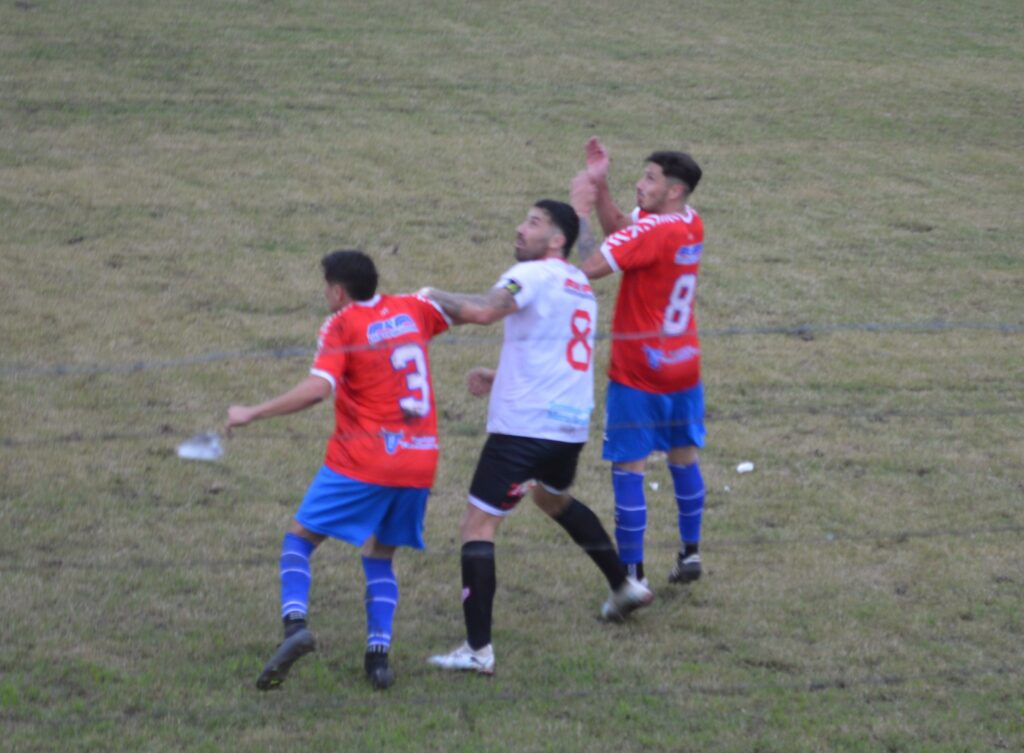 El clásico local, terminó en un justo empate