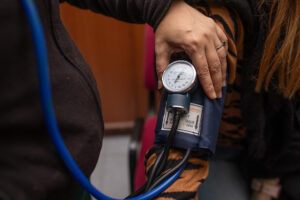 El Ministerio de Salud recomienda medir la presión arterial