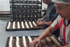 Internos de la UP N° 3 preparan pan para los centros de evacuados en Concordia