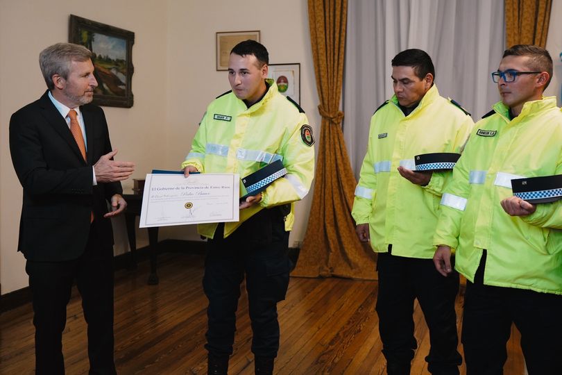 Reconocimiento a policías que detectaron 500 kilos de explosivos en puesto caminero de Aldea San María