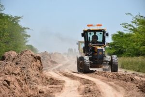 La provincia trabaja en la mejora de caminos rurales en cada departamento