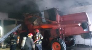 Se incendió una cosechadora dentro de un galpón agrícola