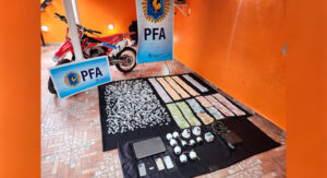 Incautan 1.200 dosis cocaína, dinero y motos en operativos simultáneos en Paraná