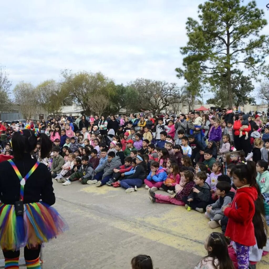 La Comisión Vecinal de Barrio Sur, le brindó una placentera tarde de domingo a los niños y niñas del barrio