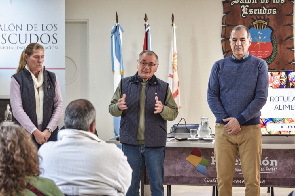 Capacitan a emprendedores de Federación en rotulado frontal de productos