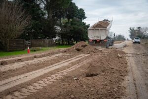 Trabajan en la mejora del camino de ingreso a Aldea San Miguel