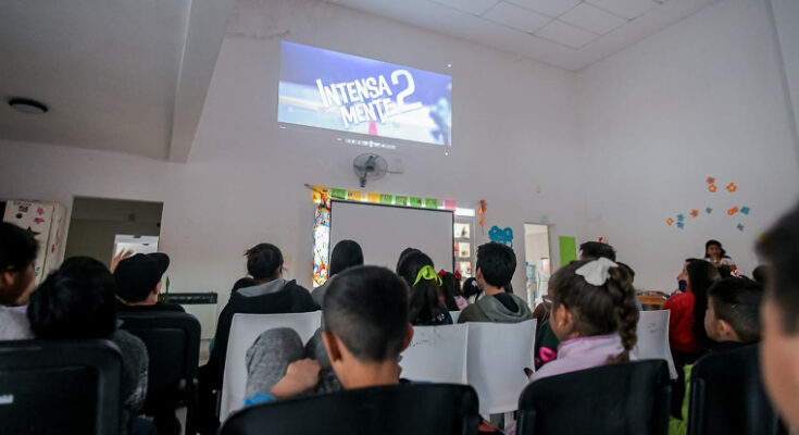 Niños y adolescentes disfrutaron de una tarde de cine en el CIC Humito