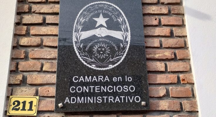 Se hizo lugar a una medida cautelar, se priorizó el interés superior de los niños y se suspendió la retención de los haberes de un funcionario policial dispuesta por sus jefes