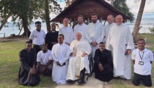 Un cura de Santa Elena recibió al Papa Francisco con mates y tortas fritas en Papúa Nueva Guinea