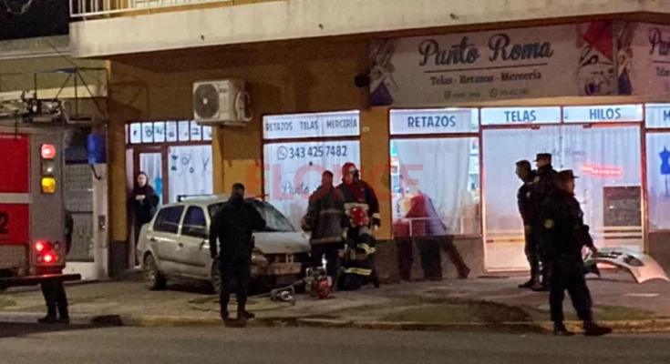 Paraná: Auto en el que se conducían tres jóvenes chocó contra un comercio en Paraná