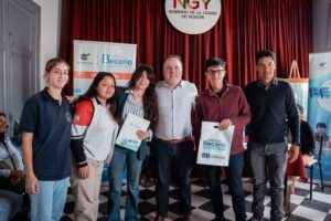 Estudiantes recibieron becas para representar a Entre Ríos en un evento nacional