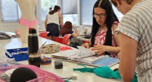 Continúa el taller de confección de trajes de baño en Pueblo Liebig